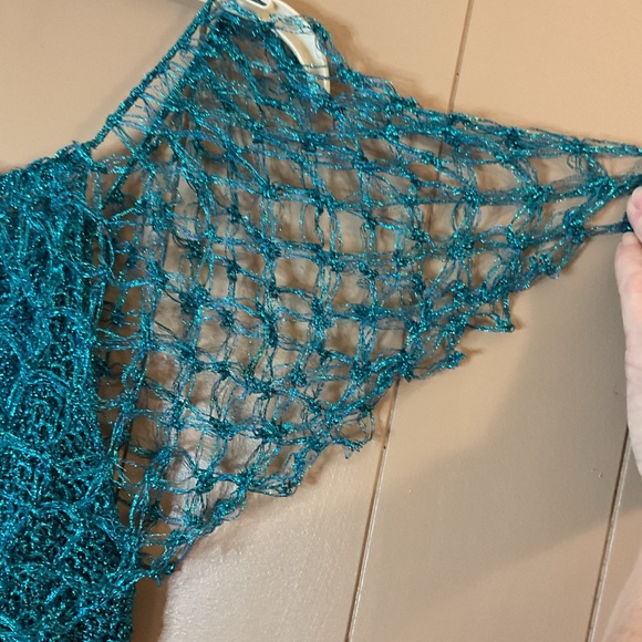 UNBRANDED HAND CROCHETED BLOUSE GREEN/BLUE SIZE MAY BE A SMALL. - Picture 8 of 9